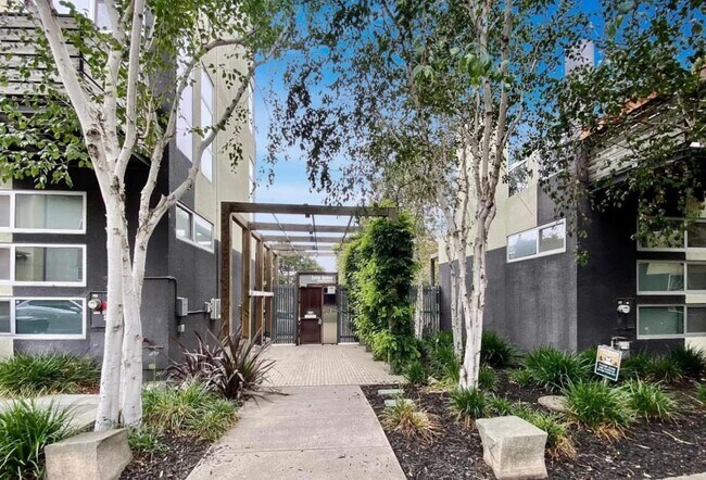 Building Photo - 18 Ambler Ln