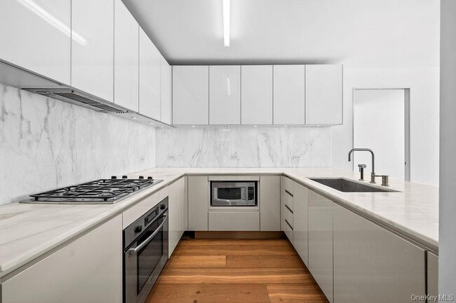 Building Photo - 322 W 57th St