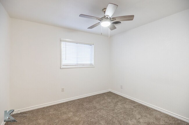 Building Photo - 3 bed, 1.5 bath, XL living room, XL garage...