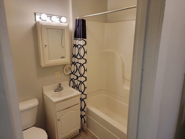 Building Photo - 623 N Topeka St