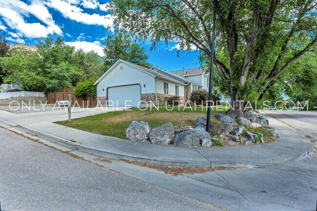 Building Photo - 1437 E Murdock Dr