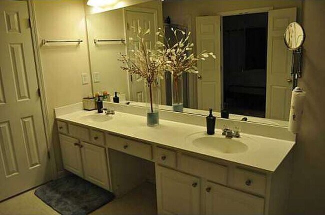 Building Photo - 908 Wendlebury Ct