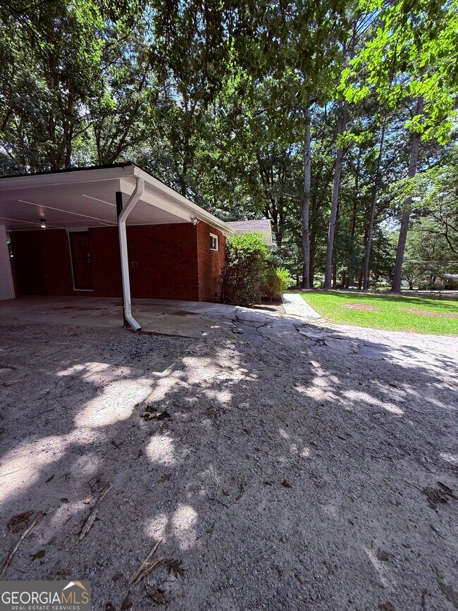 Building Photo - 317 Hilltop Circle Extension SW