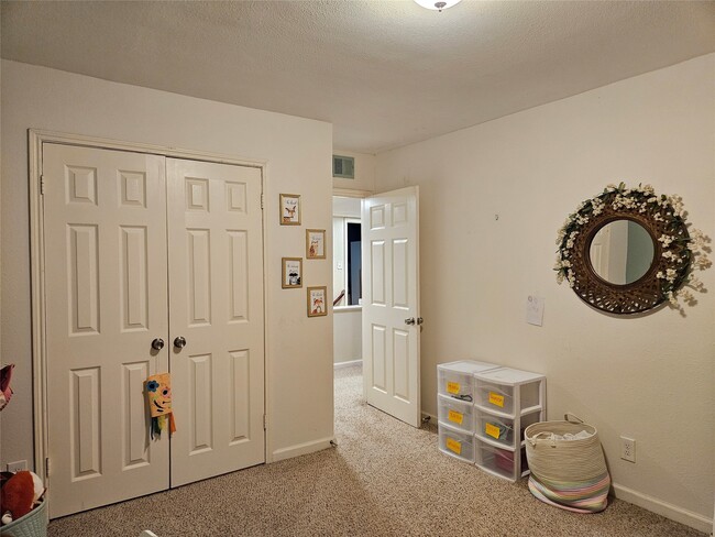 Building Photo - 1806 Saxony Ln