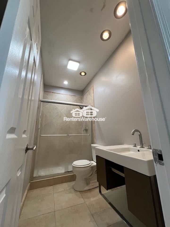 Building Photo - 1704 Belle Isle Cir NE