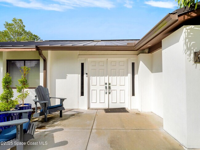 Building Photo - 165 Crispin St