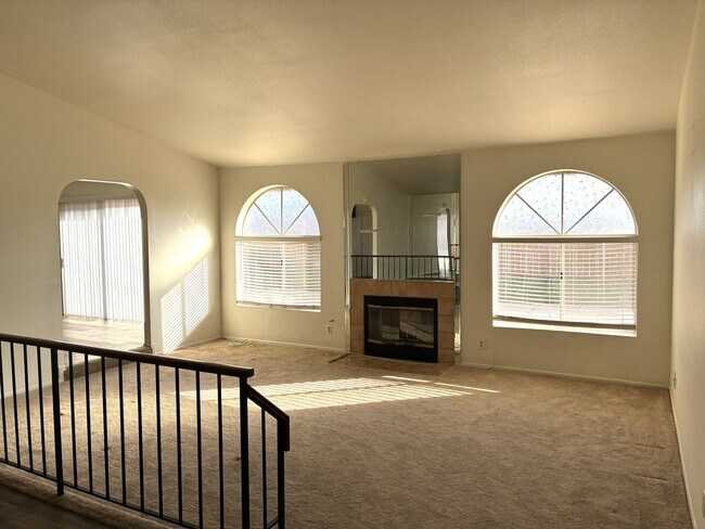 Building Photo - GREAT NEIGHBORHOOD IN RIALTO HILLS 4BED+2BATH