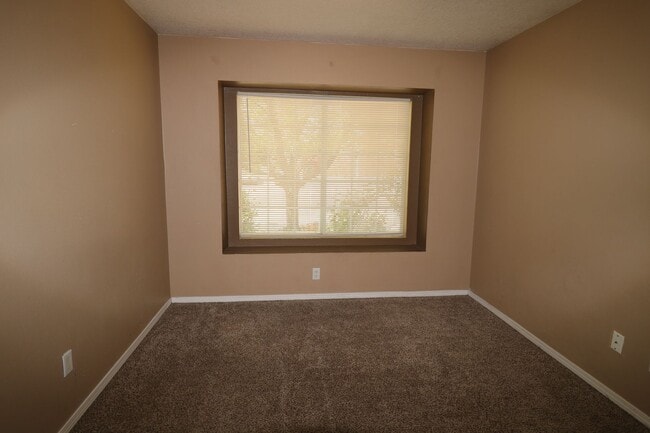 Building Photo - 3BR, 2BA, 2CG