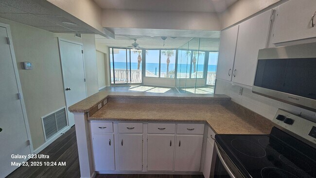 Building Photo - Beautiful Views Direct Ocean Front Condo