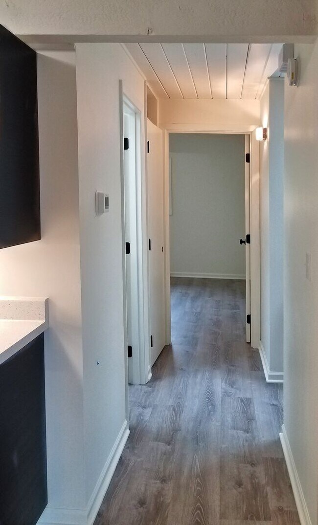 Building Photo - Updated 2 Bedroom 1 bath duplex in NW Corvallis!