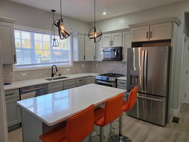 Building Photo - 1352 Bay St