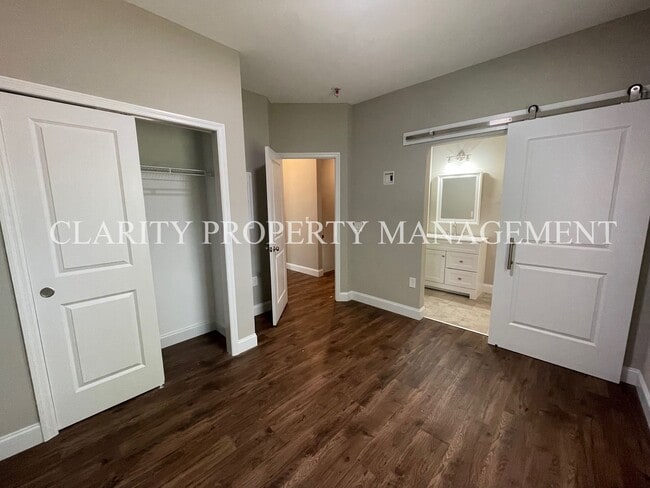 Building Photo - Modern townhome!