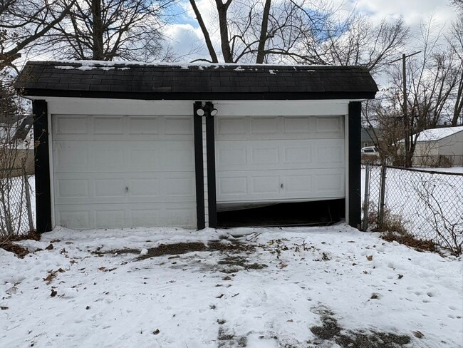 Building Photo - 17407 Woodbury Ave