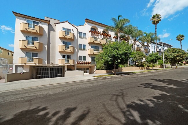 Building Photo - Spacious 3 Bed 2.5 Bath Condo w/ Parking a...