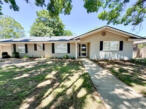 Building Photo - Large 3 bedroom, 2 bath home!