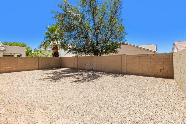 Building Photo - 2725 E Carol Ave