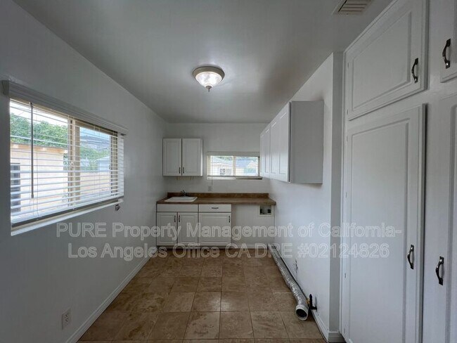 Building Photo - 2667 S Dolphin St