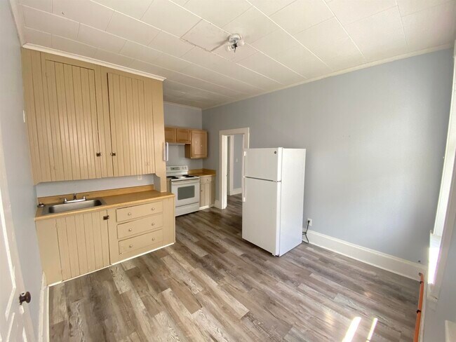 Building Photo - 39 Pleasant St