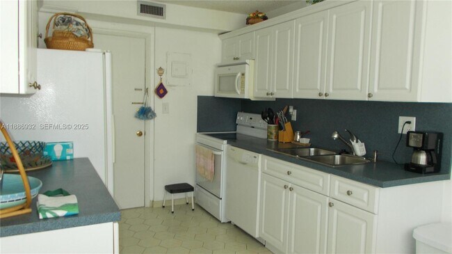 Building Photo - 3161 S Ocean Dr