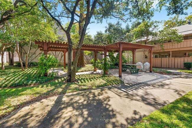 Building Photo - 10574 High Hollows Dr