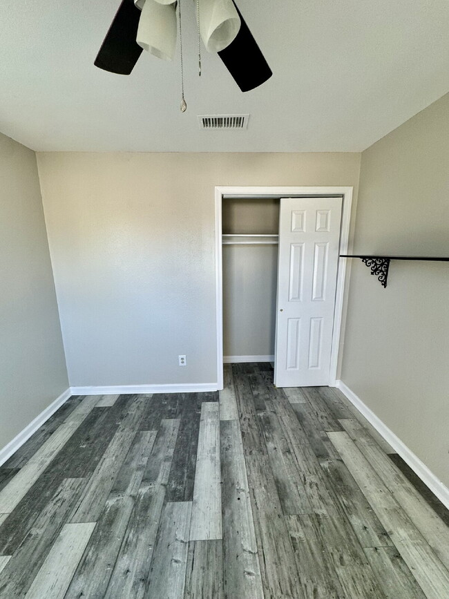 Building Photo - FRESHLY PAINTED 4 bedroom home in Lynn Haven!