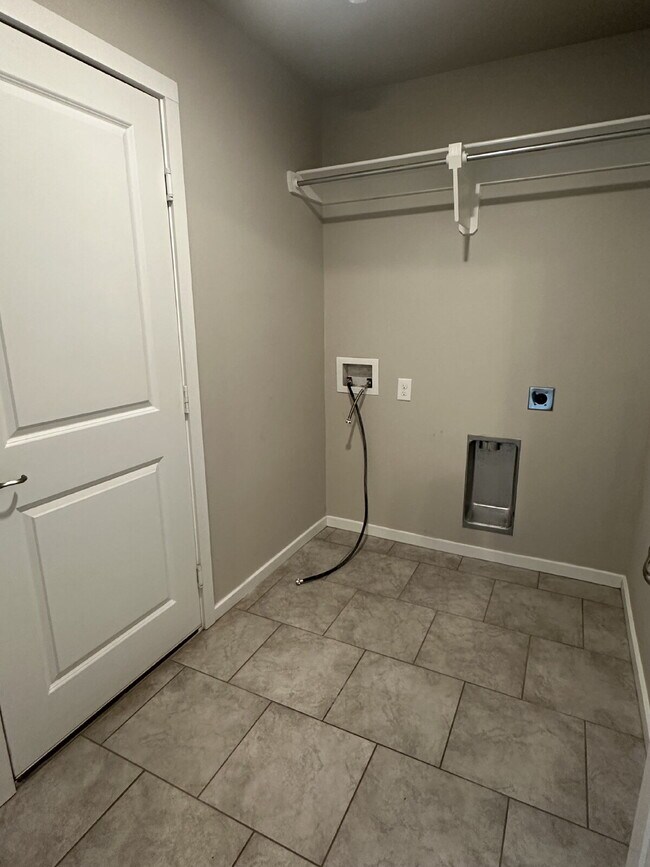Building Photo - Spacious 3/2/2 in Upland Crossing