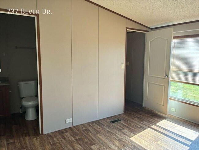 Building Photo - 737 W Bever Dr
