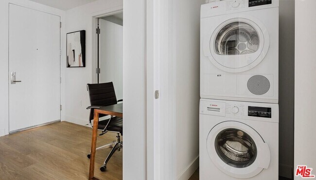 Building Photo - 1130 N Orange Dr