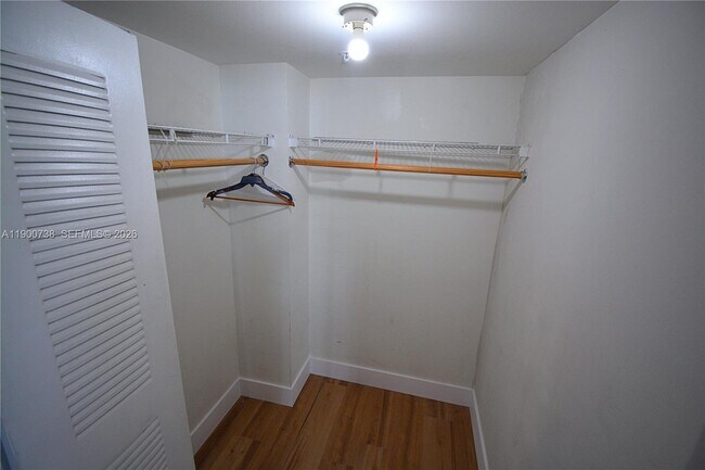 Building Photo - 102 SW 6th Ave