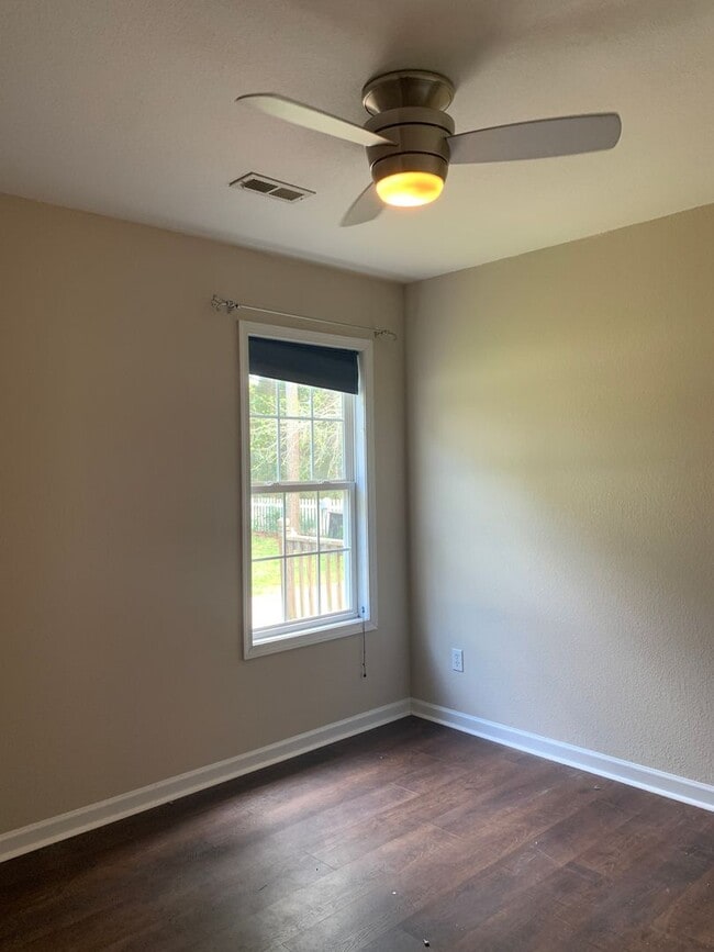 Building Photo - 3 Bedroom 2 Bath Home in Manteo Available ...