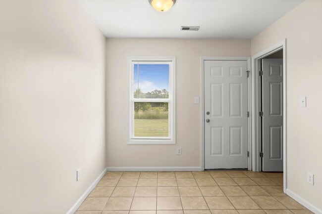 Building Photo - Minutes to Back Gate of Camp Lejeune!