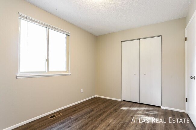 Building Photo - 14955 E Columbia Dr