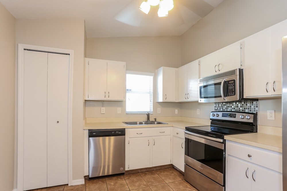 Building Photo - 221 Lookout Dr