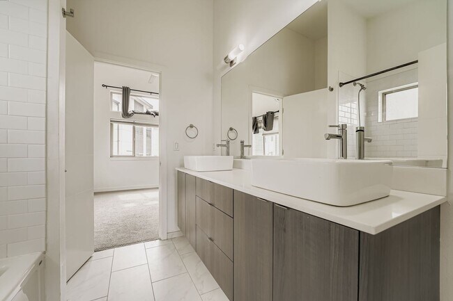 Building Photo - Modern 2-Bed, 2-Bath Townhome with Air-Conditioning in Rainier Beach