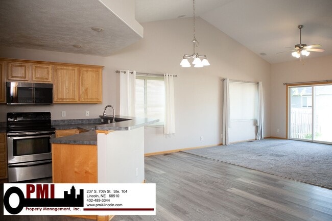 Building Photo - 3 Bedroom and 3 Bathroom Duplex. Available...