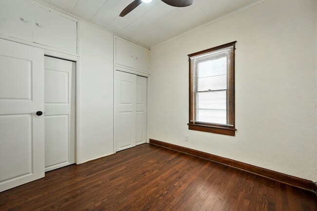 Building Photo - 422 N Thompson St