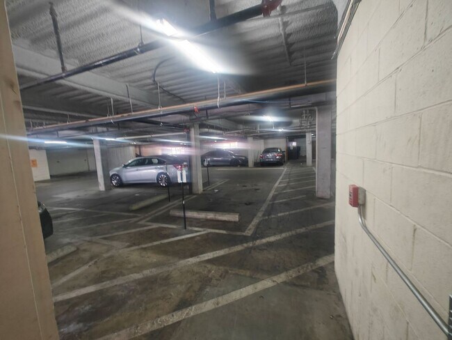 Building Photo - 1 bedroom condo with parking garage