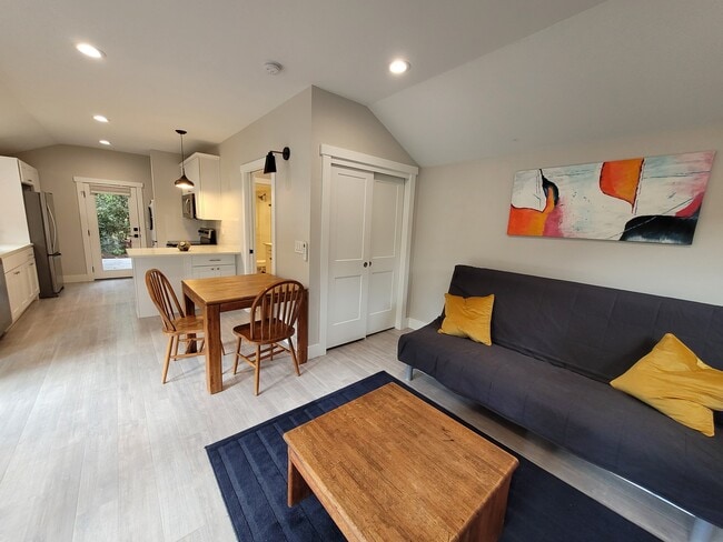 Building Photo - 7279 SW Canyon Ln