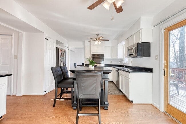 Building Photo - 10595 Blue Bell Way