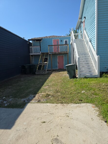 Building Photo - 4305 Ave S