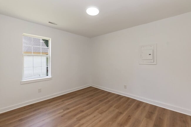 Building Photo - Three Bedroom Home!