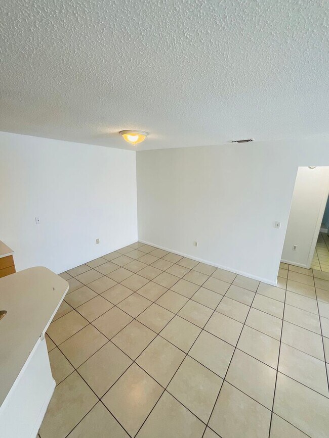 Building Photo - 2/1.5 Side A of Duplex in Fort Pierce