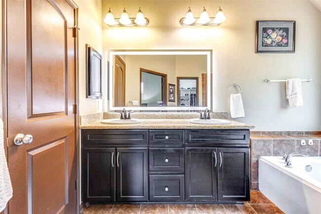 Building Photo - 940 Oak Lynn Dr