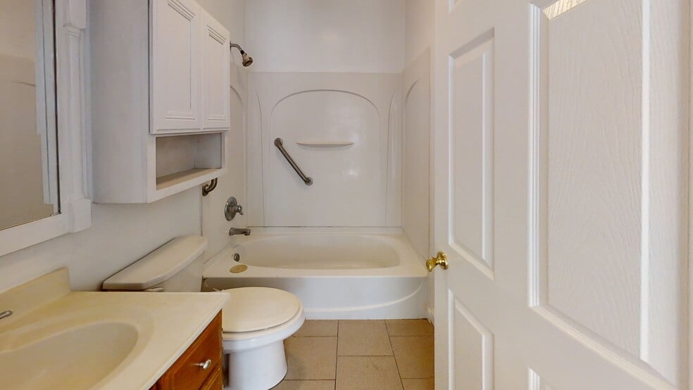 Shower and tub - 1103 Amherst Ave