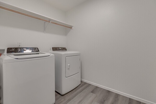 Building Photo - 3 Bedroom Townhome Available