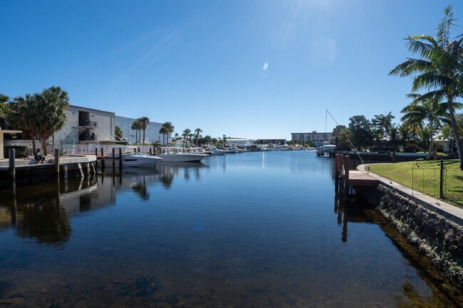 Building Photo - 1965 SE 5th Ct