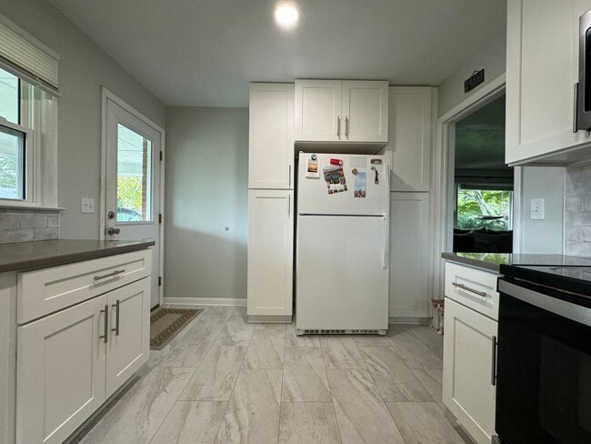 Building Photo - Spacious Home close to VT campus - 3bd 2ba