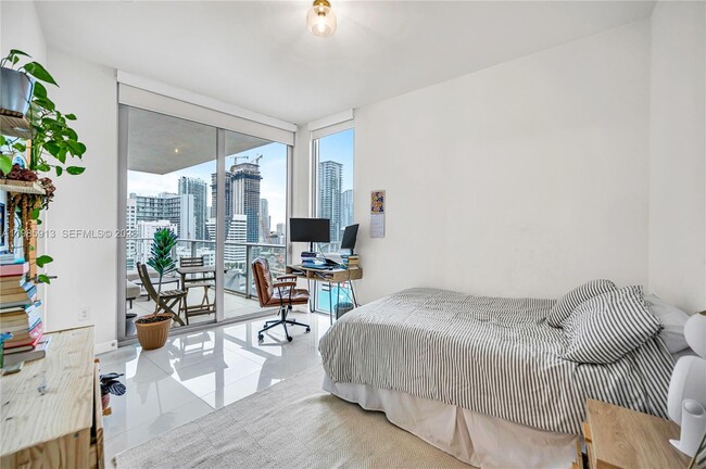 Building Photo - 1010 SW 2nd Ave