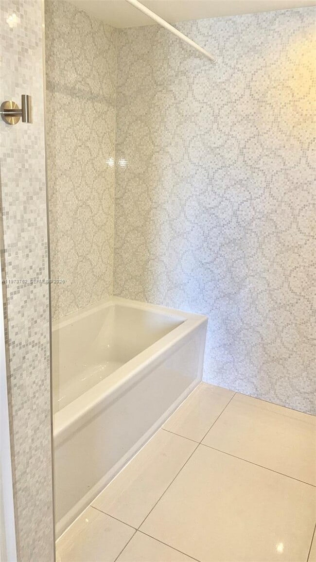 Building Photo - 637 SW 3rd St