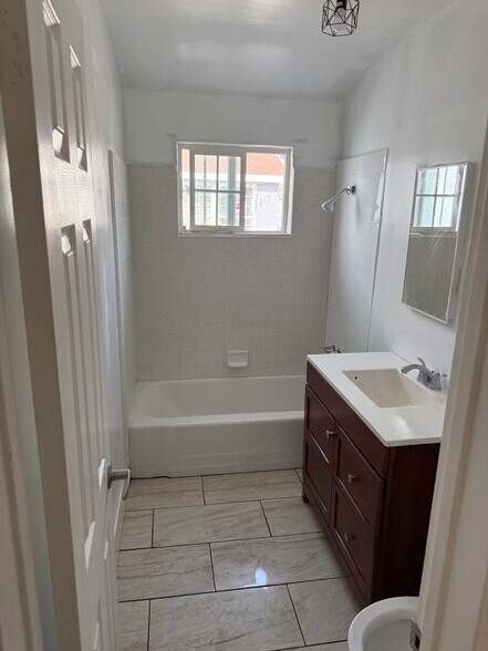 Building Photo - 115 W Johnson St